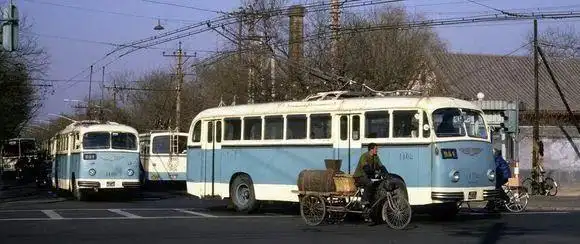 北京几十年前的公交车每一趟都满载回忆