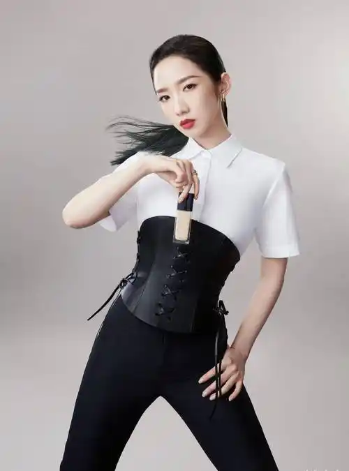 原创孟美岐穿白衬衫好纯黑白简约搭配超时尚发型利落显国际范儿