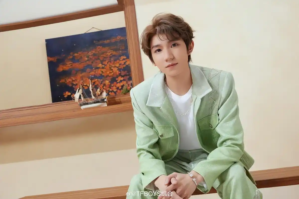 tfboys再晒三人写真:王俊凯搂王源,易烊千玺亲密合照