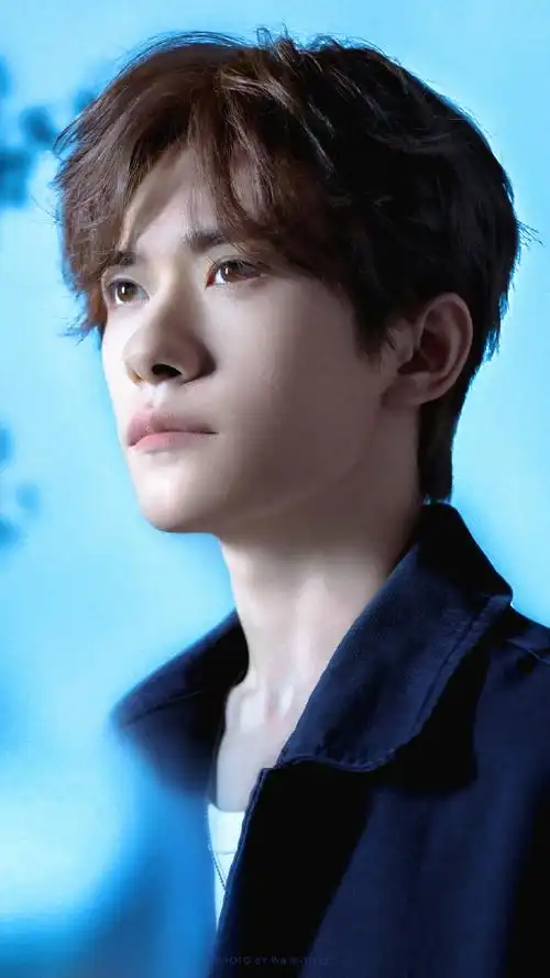 易烊千玺飘雪侧颜##易烊千玺阿玛尼美妆全球品牌代言