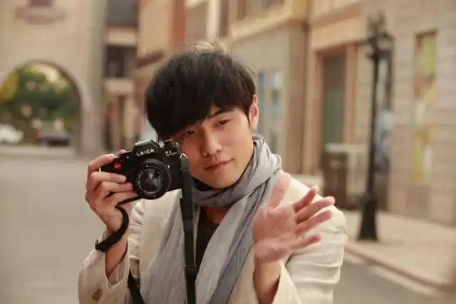 有一年,周杰伦参加朋友婚礼,结果刚下车就被狗仔围着拍,其中一个狗仔