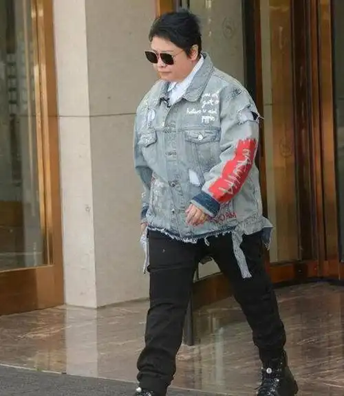 49岁韩红瘦出尖下巴穿西服配平底皮鞋气场强大却暴露身高短板