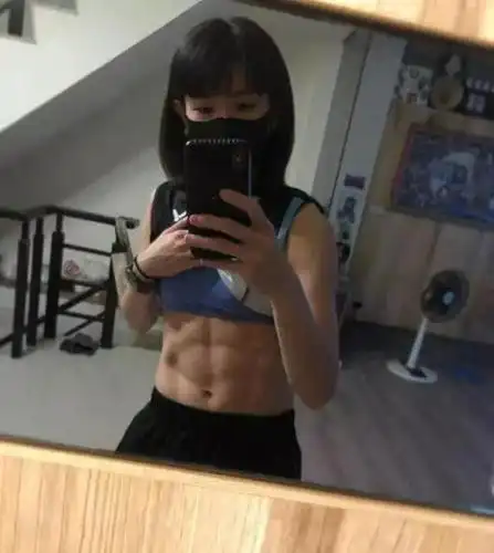 炫腹狂魔的称号不是白来的在"炫耀腹肌"之前,戴资颖也经历过一段时间