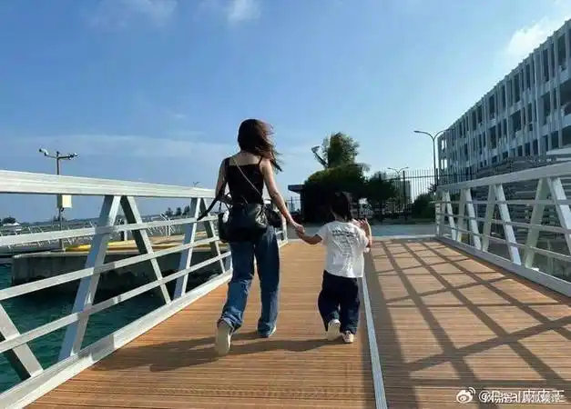 陈赫晒妻子女儿背影照