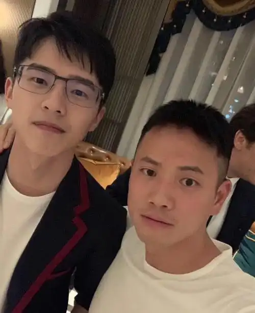 刘昊然最新合照曝光笑得见牙不见眼网友又有新的p图素材了