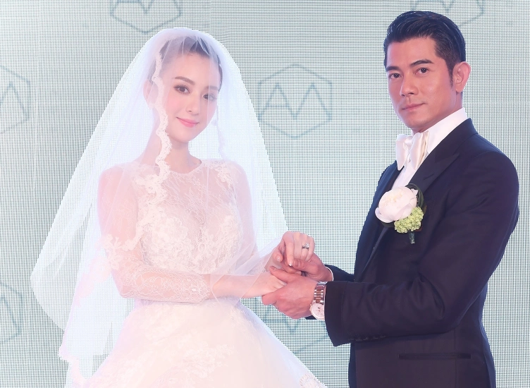 方媛晒与56岁郭富城婚礼旧照,一套婚纱一套敬酒服,男方表情抢镜