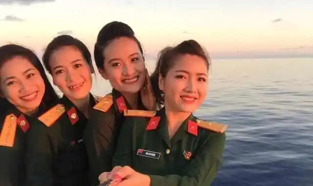 脱衣露乳真相自卫反击战中越南女兵一丝不挂的秘密