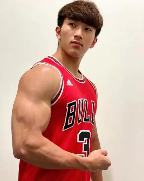 古铜色的肌肉型男五官立体童颜小奶狗身材比例太完美了