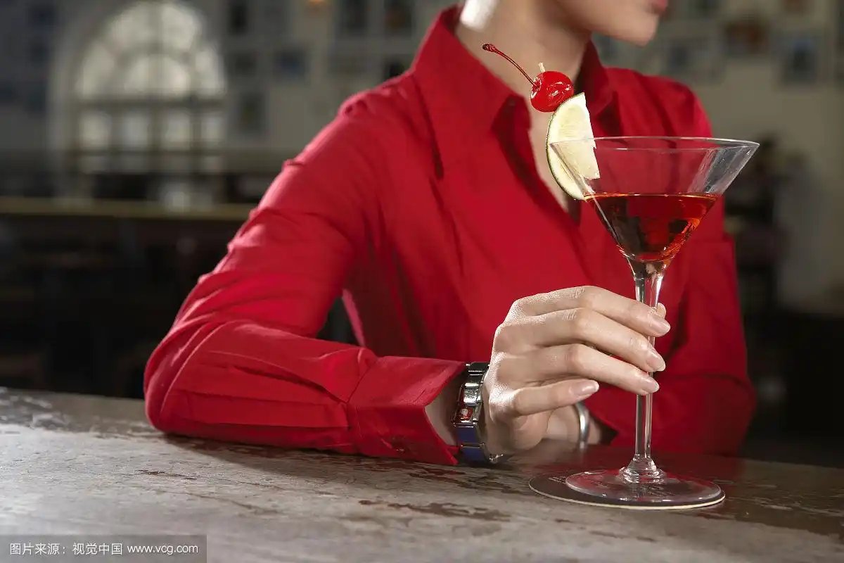 年轻女子酒吧喝酒