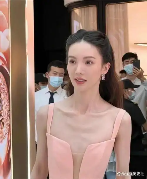 金晨12年前竟然长这样!天庭饱满地阁方圆,和如今简直判若两人