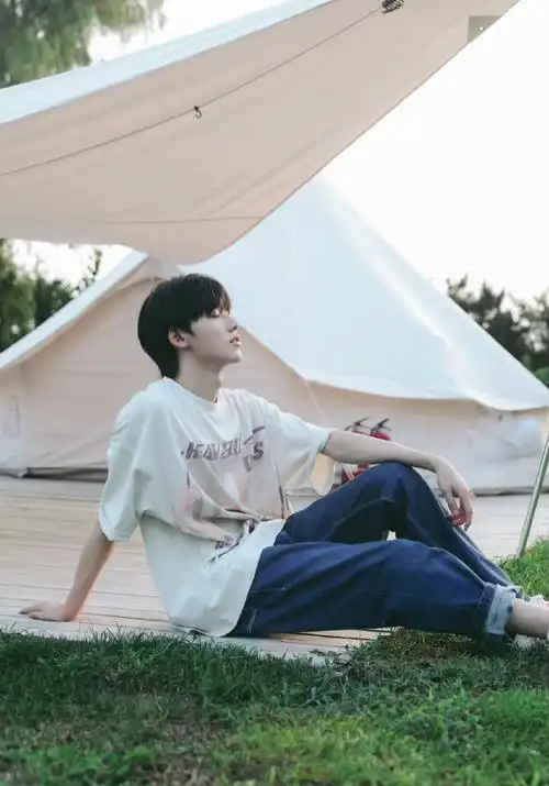 宋亚轩超话|近期草地自拍照动态更新96「golden light」光线下,阳光