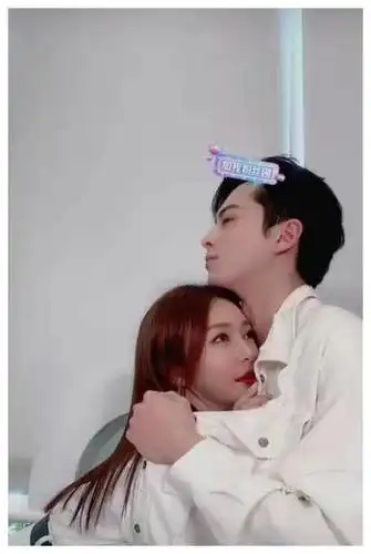 王鹤棣给秦岚系鞋带,单脚跪地像是在求婚,姐弟恋发糖能把人甜死!