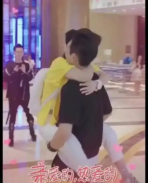 90后当红人气小花杨紫跳在李现身上俩人拥抱在一起十分的像恋人