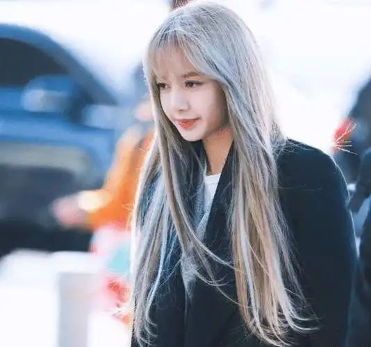 21岁泰国正妹「银发」酷似真人芭比, 关掉滤镜后, 简直判若两人