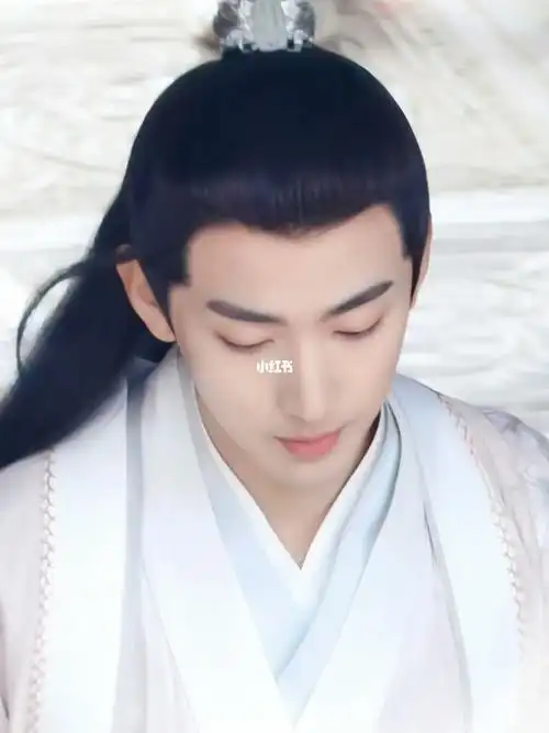 刘昱晗夜燕白路透喝奶茶