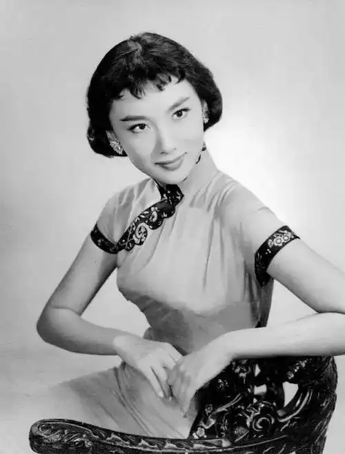 夏梦,原名杨濛,一九三三年,生于上海,家庭条件优越,文艺氛围也浓.