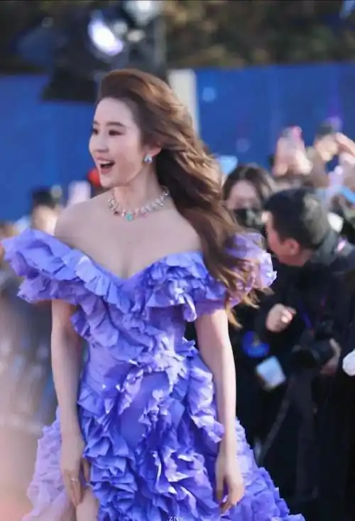 刘亦菲张靓颖同台"扮公主",紫罗兰裙和美人鱼亮片裙,好绝好美_迪士尼