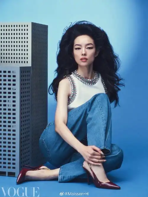 超模孙菲菲 登上vogue中国板三月刊封面, 不错的复古腔调~    摄影