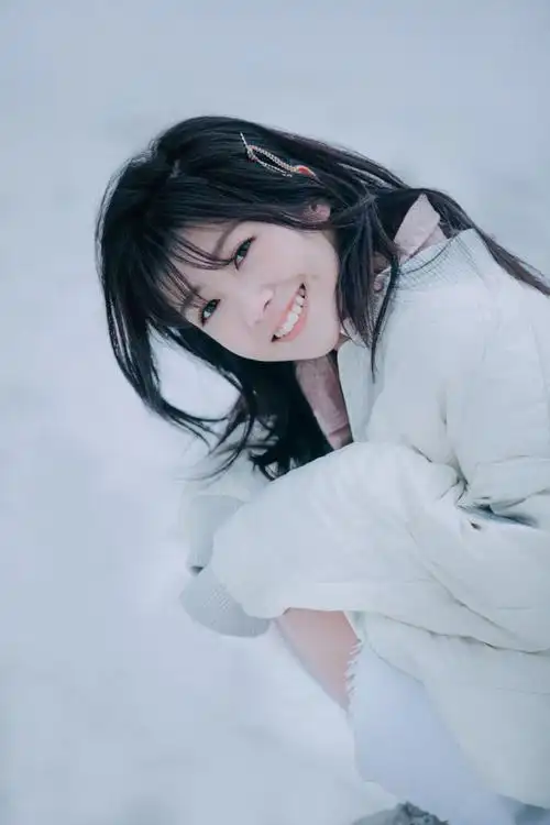 赖美云蹲雪地晒美照仙气十足 对镜甜笑白衣清纯动人