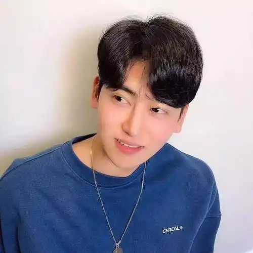 男生三七分烫发发型