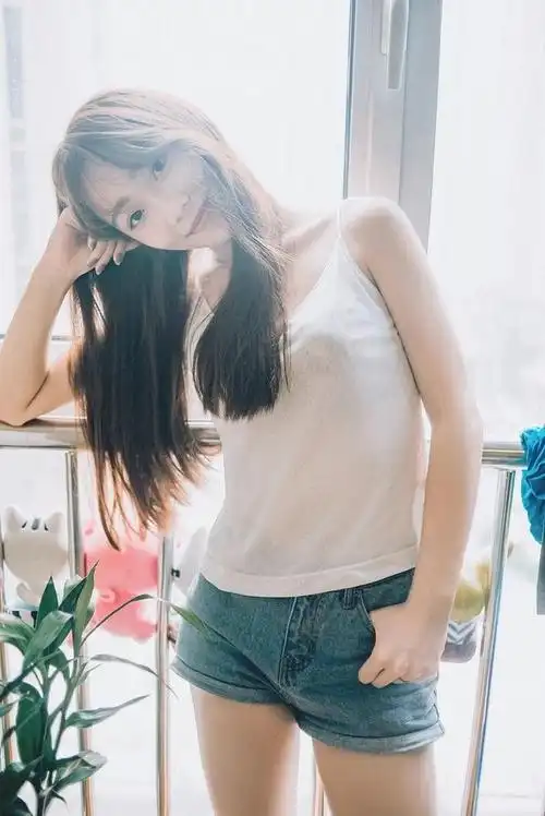 清纯阳光可爱牛仔裤美女居家俏皮唯美写真