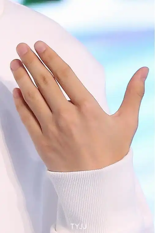 王俊凯手模出道,粉丝手控福利来袭