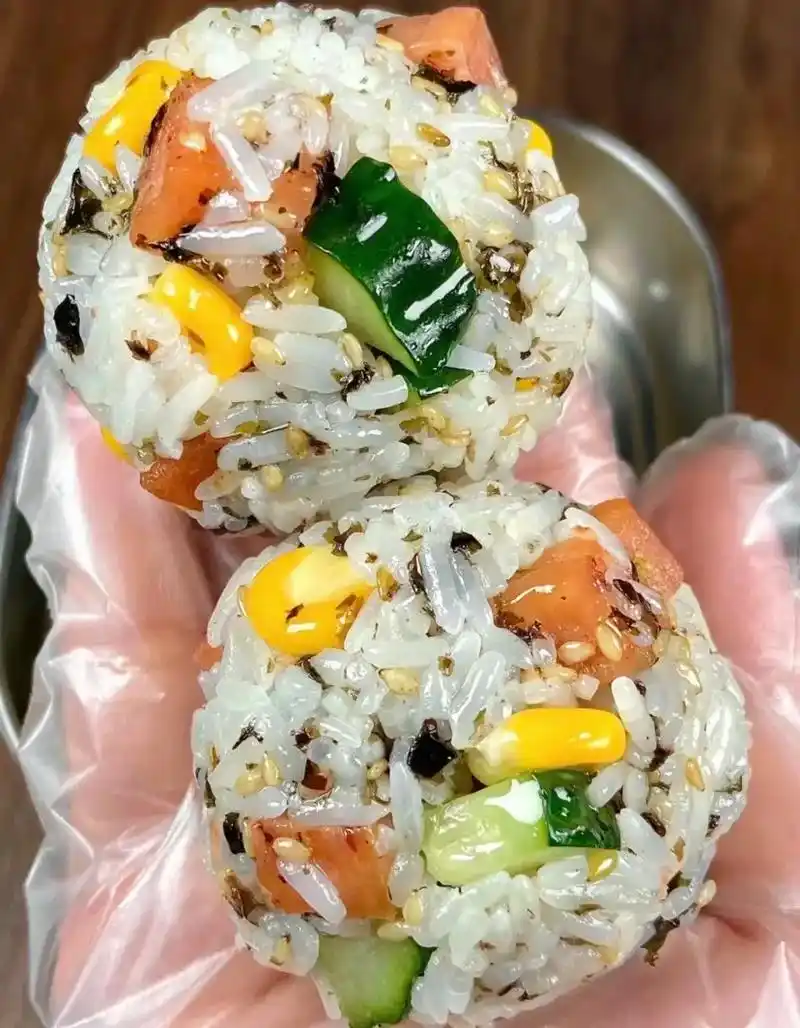 饭团.好吃的大米做饭团怎么能不好吃呢#地方特色美食 #大米 - 抖音