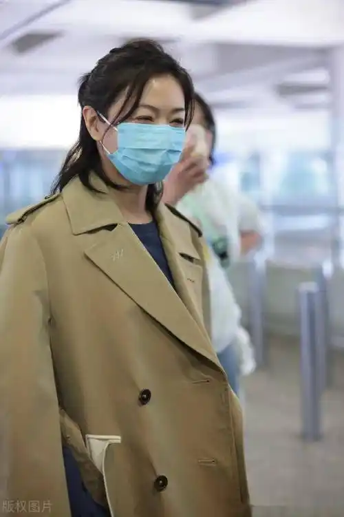 街拍万茜驼色大衣蓝色t恤优雅温柔