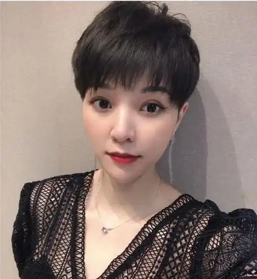中年女人剪短发,选择这种发型不仅显年轻,也更有时尚感