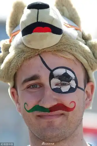 看世界杯助威团花式胡子大pk