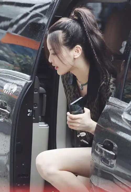 杨超越"下车照"被疯传!当她伸直腿的那刻,这腿长得让人不敢信