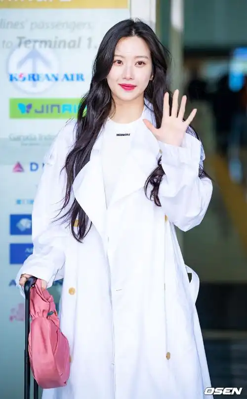 文佳煐机场新闻图##文佳煐白风衣造型