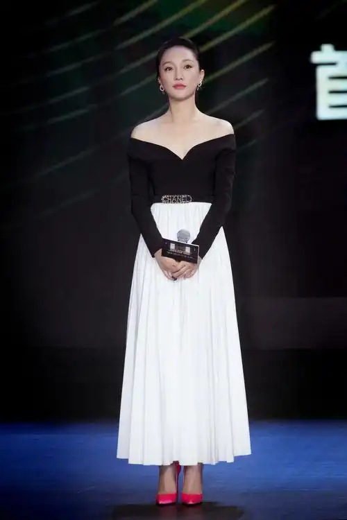 原创44岁陈坤和45岁周迅火锅聚会周迅旗袍配丸子头不老神话太般配