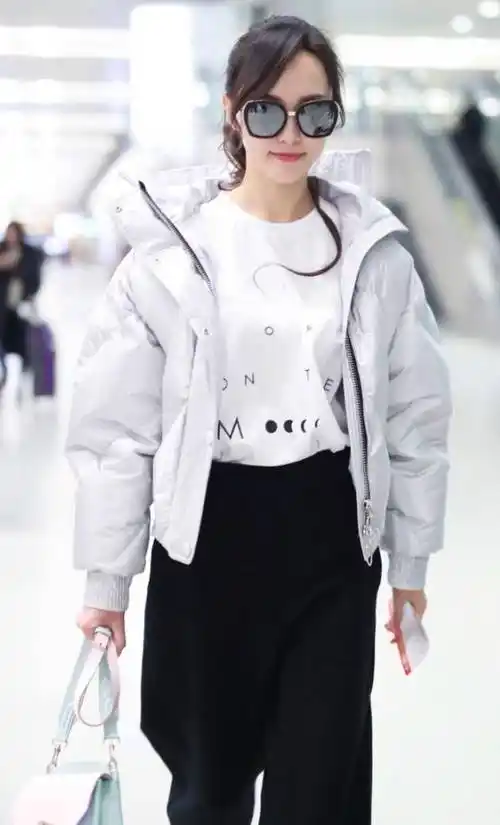 唐嫣红唇配马尾清新活力十足歪头甜笑秒变可爱美少女_机场_网友_青春