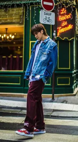 罗志祥身着出席巴黎时装周,身着蓝色系牛仔夹克,干净又舒适