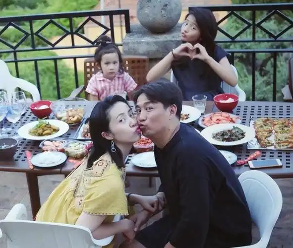 回顾黄磊一家全体塌房完美人设遮羞布被撕开女儿竟是提线木偶
