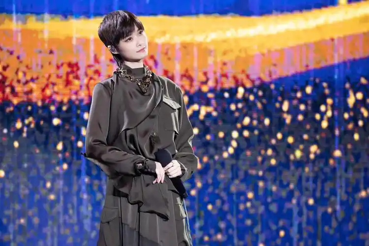 p>李宇春(chris lee),1984年3月10日出生于成都,中国流行女歌手,演员