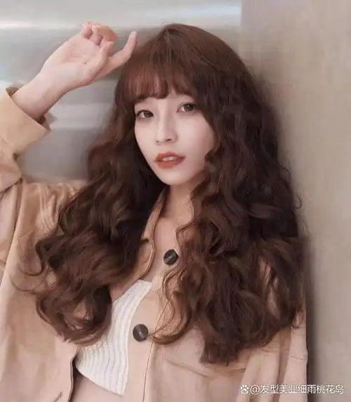 还有比较常见的羊毛卷烫全头烫,都是一种非常不错又容易驾驭的中长发