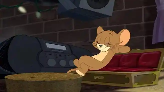 猫和老鼠:杰瑞真会享受啊,坐在椅子上听音乐,开心的小老鼠-动漫视频