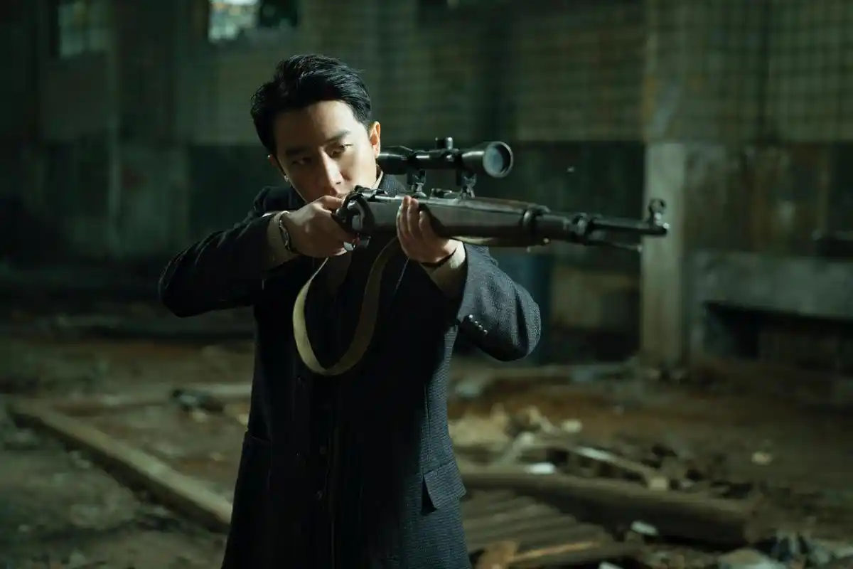 黄轩剧照合作:陈赫拉我玩抖音《瞄准》是黄轩与陈赫的首次合作.