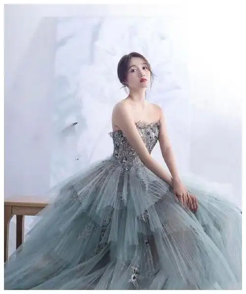 关晓彤演绎经典婚纱造型__财经头条