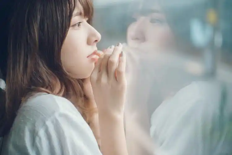 玻璃窗前的心情美女3440x1440壁纸