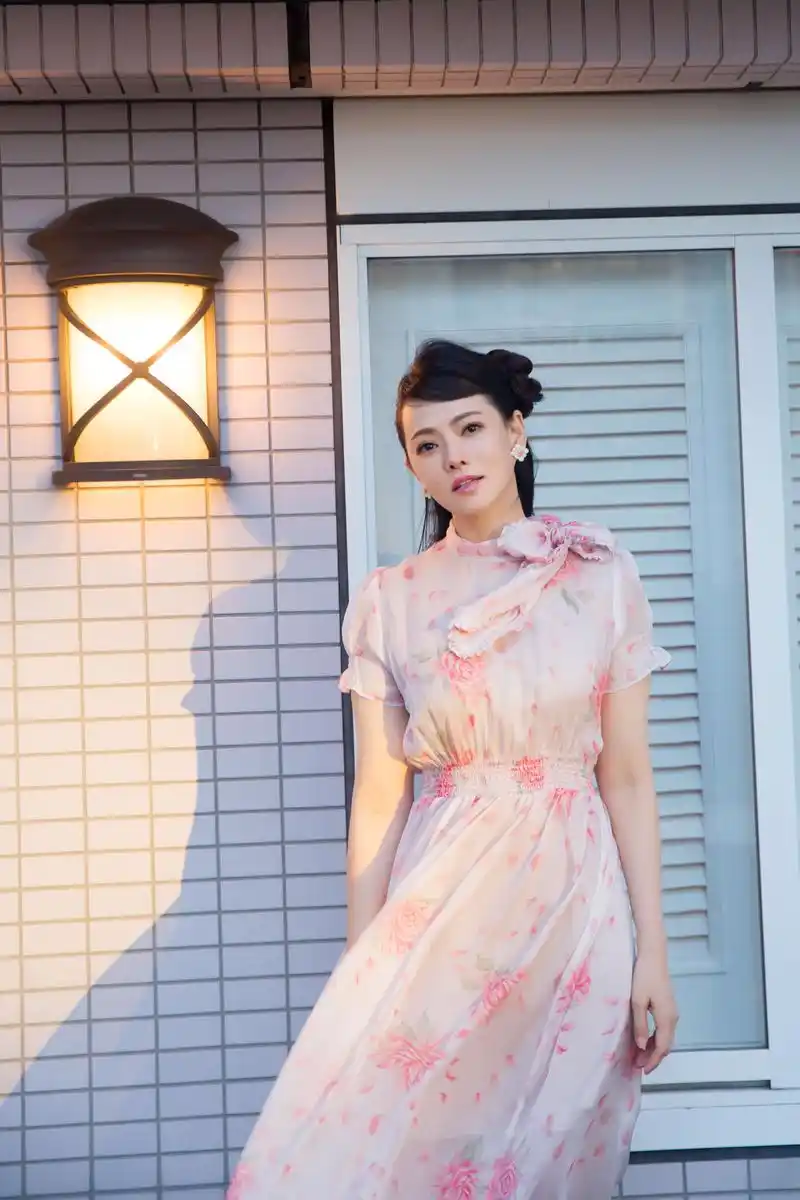 伊能静赴东京参加盛典温柔似水如少女