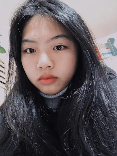 黑发素颜阳光微风一切都舒服自然