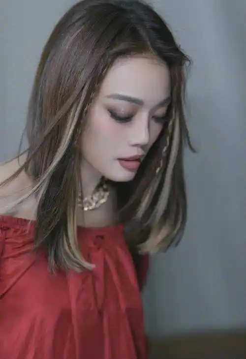 容祖儿初恋舞台重回80年代一字肩红裙造型好娇俏