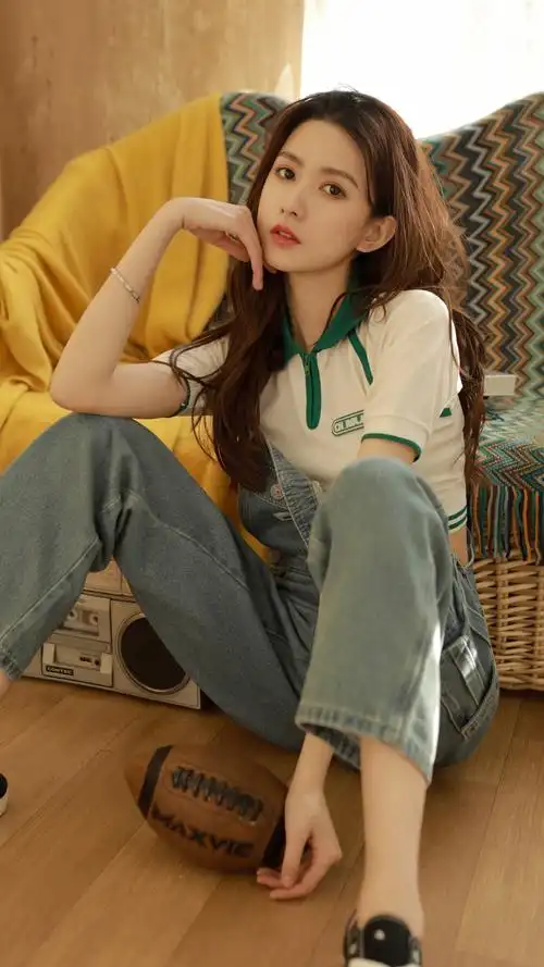 牛仔背带裤美女王秋紫4k手机壁纸