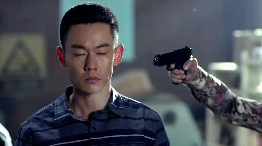 热血尖兵:女连长扮医生救人,遇见了他,两人手语消灭敌人