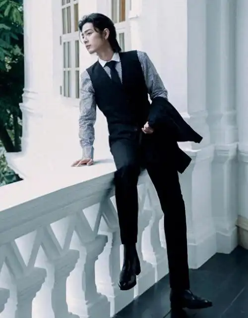 就像最近大火的热播剧《玫瑰的故事》,不到180cm的霍建华,简直要被