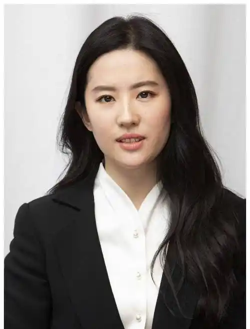 原创刘亦菲怼脸高清未修图曝光颈纹明显牙齿有黑斑皮肤状态真实