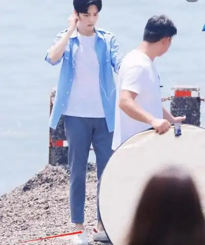 肖战"光脚"出镜,果然是光脚不怕穿鞋的,这脚p的是认真的吗?